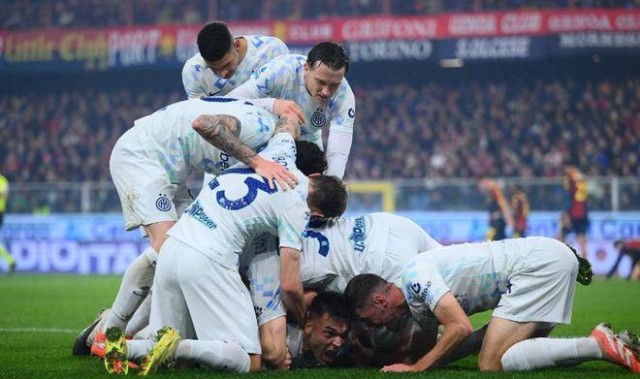 意甲第1易主！劳塔罗传射比肩三大神锋，国米2-1热那亚破魔咒登顶