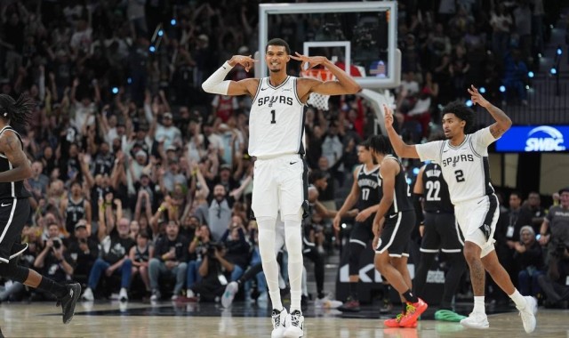 文班亚马开赛至今场均33.3分13.3篮板6盖帽 带队三连胜